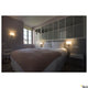 Ein gemütliches Schlafzimmer mit Kenkua Spot Wandlampe E27 Chrom 3000K, das für eine angenehme Beleuchtung sorgt.