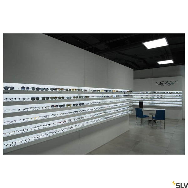LED Panel 600 plafonnier blanc 4000K dans un espace de vente avec présentation de lunettes.