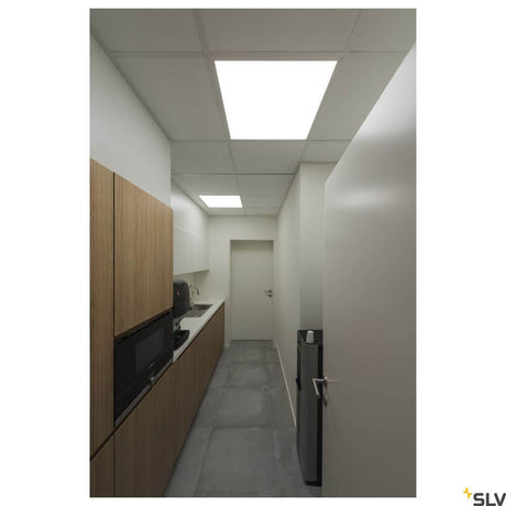 LED Panel 620 Deckenleuchte Weiß 3000K in moderner Küche mit Holzschränken und hellem Licht.