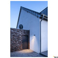LED Spot Outdoor LED Wandaufbauleuchte IP55 beleuchtet den Eingangsbereich eines modernen Hauses.