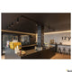 LED Strip 10 24V 80m 3000K in einer modernen Café-Umgebung mit beleuchtetem Tresen.