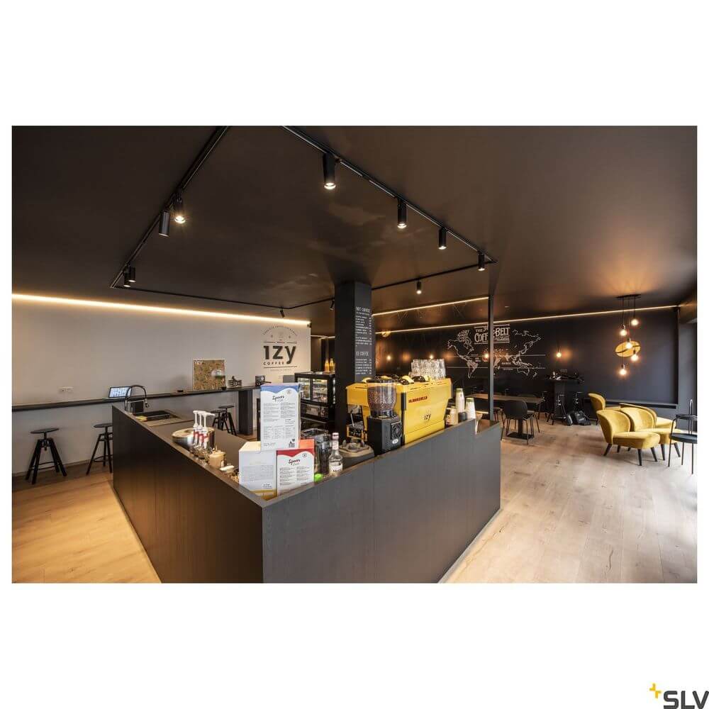 LED Strip 10 24V 80m 3000K im modernen Café mit stylischem Interieur und gemütlicher Atmosphäre.