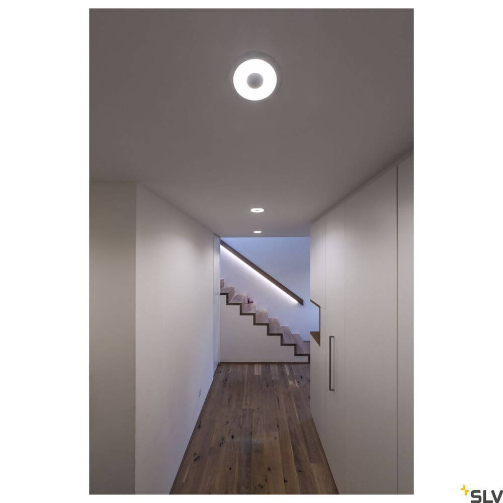 Modernes Treppenhaus mit LED-Beleuchtung, das den LED Strip 10 24V 80m 3000K perfekt ergänzt.