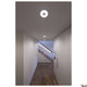 Modernes Treppenhaus mit LED-Beleuchtung, das den LED Strip 10 24V 80m 3000K perfekt ergänzt.
