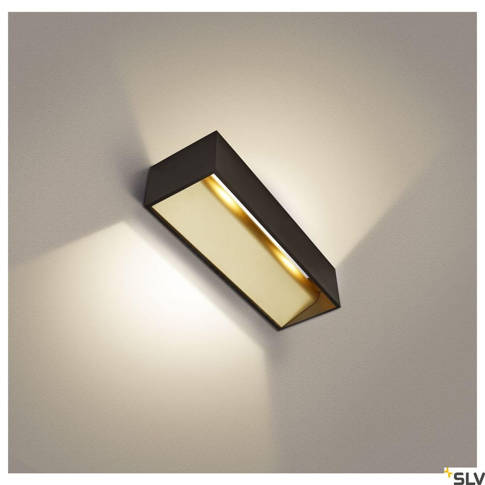 Logs In L Wandlampe Triac Schwarz, Gold 3000K an der Wand, modernes Design mit warmem Licht.