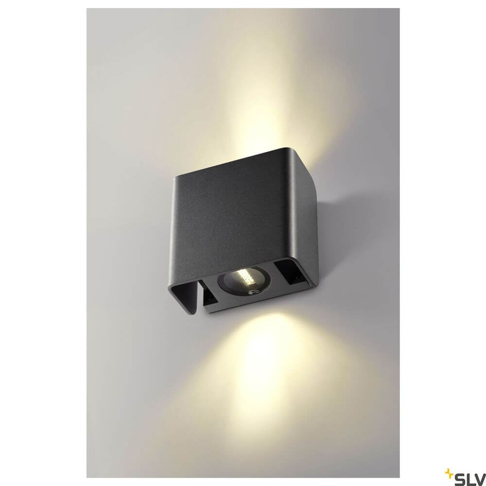 Mana Out LED Wandlampe 3000K IP65 Anthrazit an Wand mit warmweißem Licht