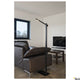 Mecanica Plus FL Büro-Stehlampe 2700-6500K Schwarz in modernem Wohnzimmer neben Couch und Fernseher.