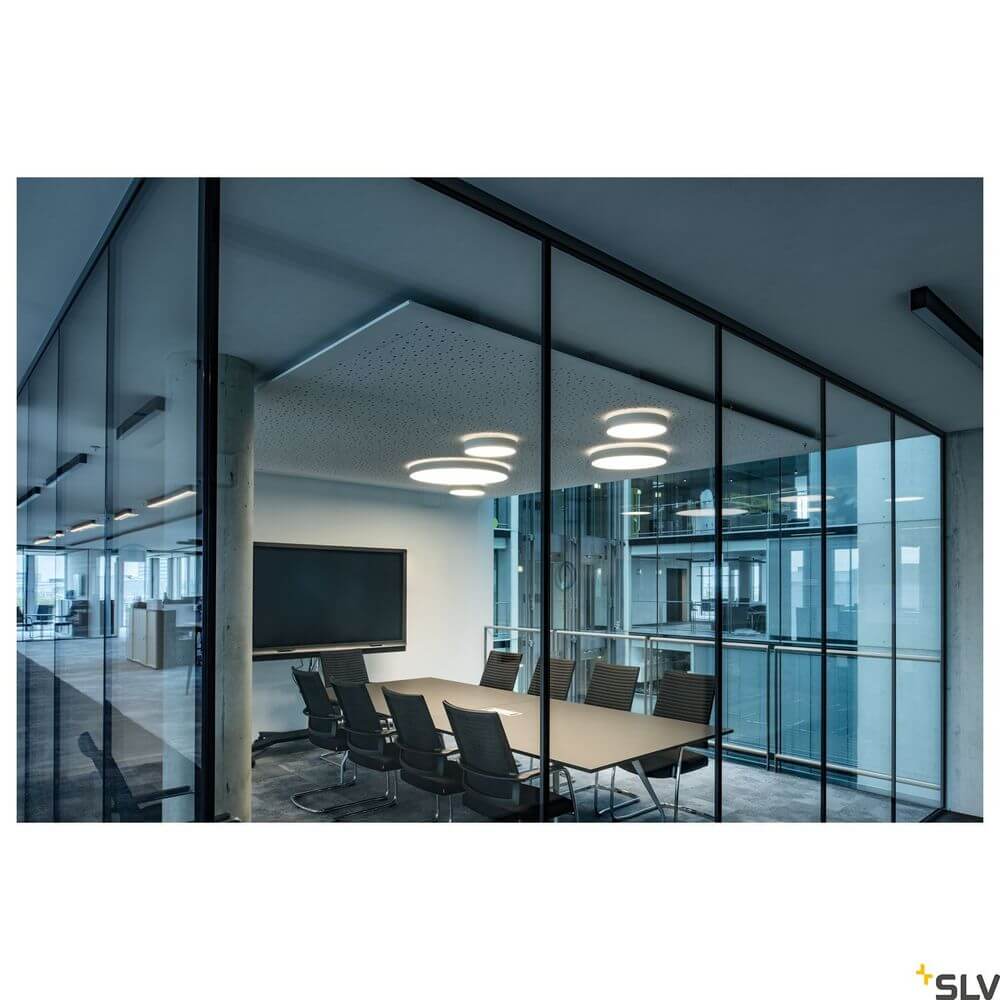 Medo 90 Dali LED Deckenlampe Weiß 3000-4000K in modernen Büroräumen mit Glaswänden und Besprechungstisch.