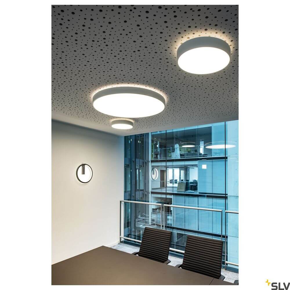Medo 90 Dali LED Deckenlampe Weiß 3000-4000K an Decke in modernen Büro-Räumen.