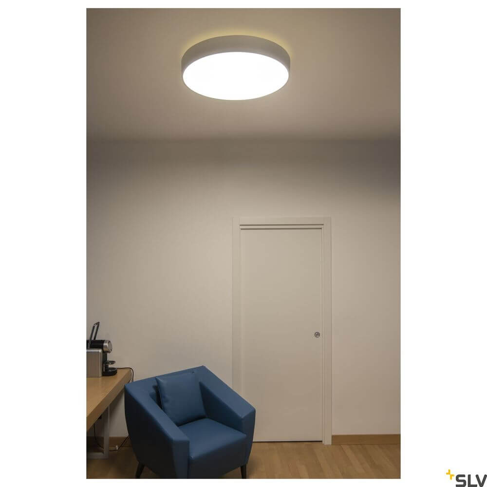 Medo 90 Triac LED Deckenlampe Grau 3000/4000K in einem modernen Raum mit blauem Stuhl