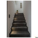 Dunkle Treppe mit moderner Wandbeleuchtung, ideal für stilvolle Innenräume und Flurgestaltung.