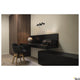 Noblo III 2700K Schwarz in einem modernen Arbeitszimmer mit stilvollem Design