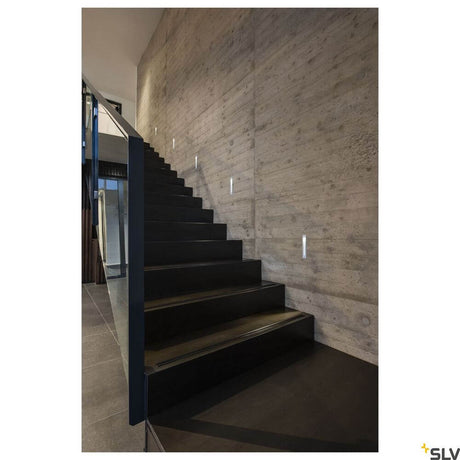 Notapo II Einbau-Wandleuchte 3000K Weiß an einer modernen Treppenwand.