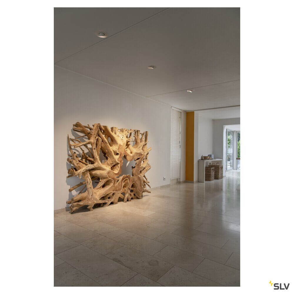 Kreatives Holzkunstwerk im Innenraum, ideal für moderne Inneneinrichtung.