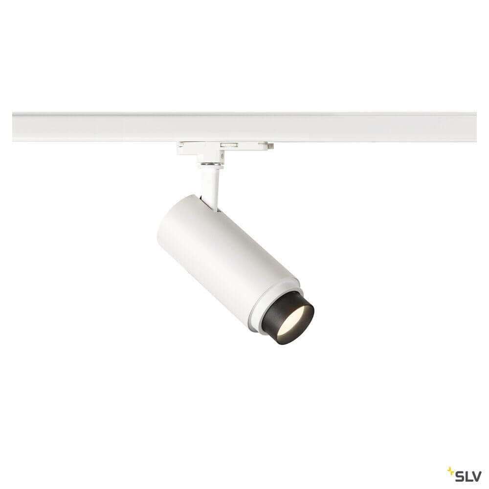 Weißes LED Spotlight NUMINOS ZOOM von SLV an einer 3-Phasen Schiene montiert, ideal für Akzentbeleuchtung.