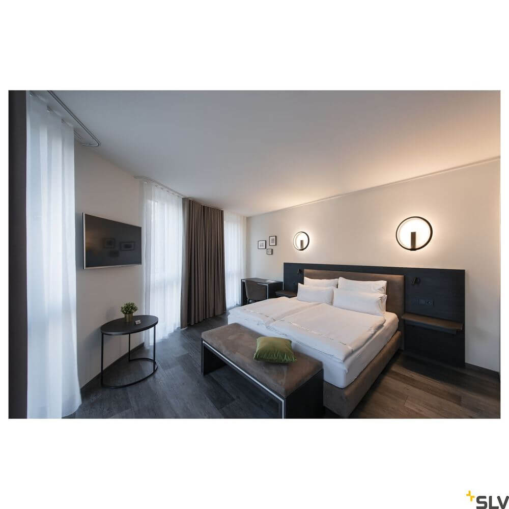 One 40 Wandlampe Dali 3000 & 4000K Schwarz in modernem Schlafzimmer mit minimalistischem Design.