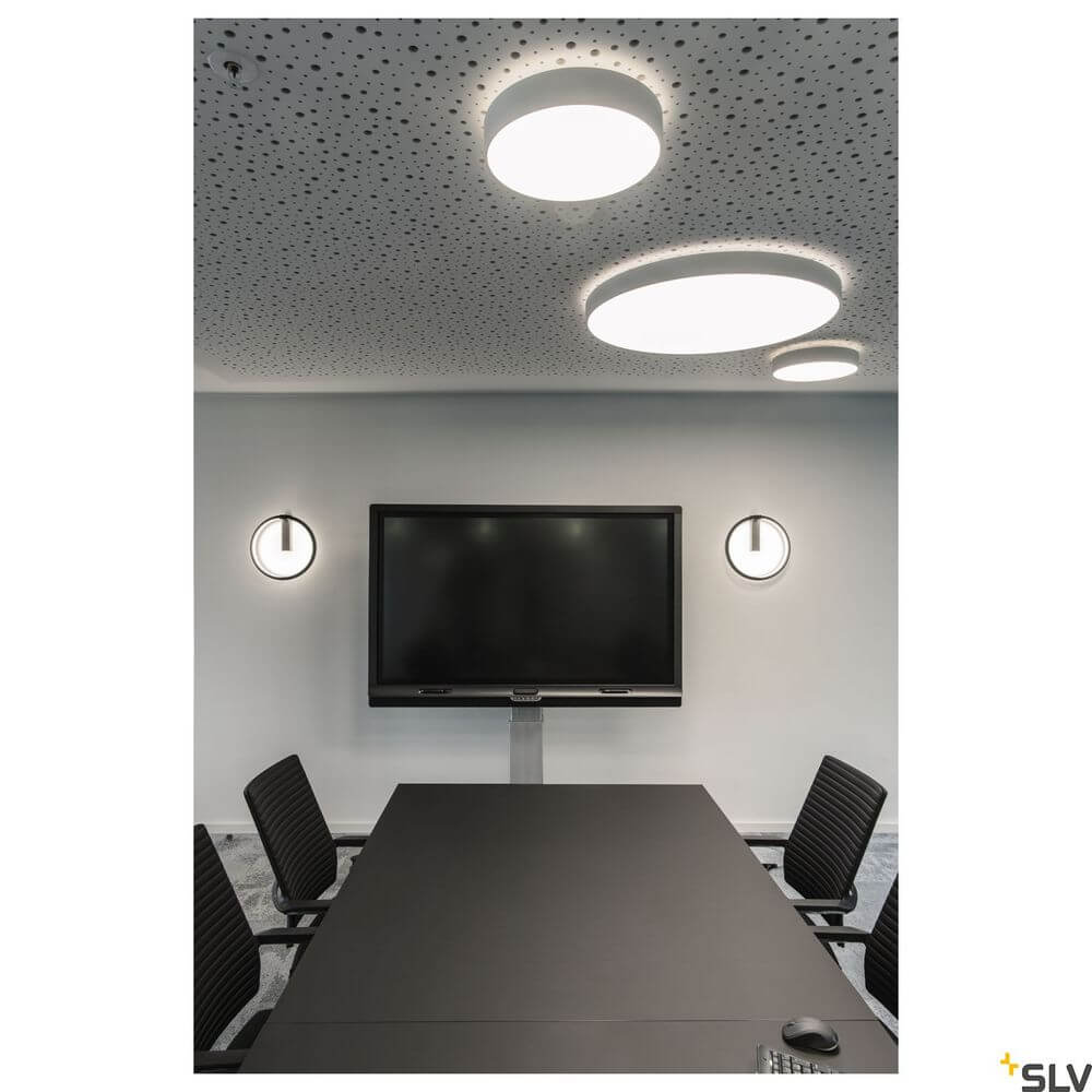 One 40 Wandlampe Dali 3000 & 4000K Schwarz in einem modernen Konferenzraum mit Bildschirm.