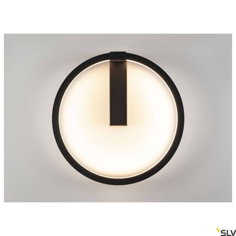 One 40 Wandlampe Dali 3000 & 4000K Schwarz in modernem Design, beleuchtet den Raum effektiv.