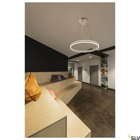 One LED Pendelleuchte Dali Up&Down Ø 60cm in modernem Hotel-Flur mit elegantem Ringdesign
