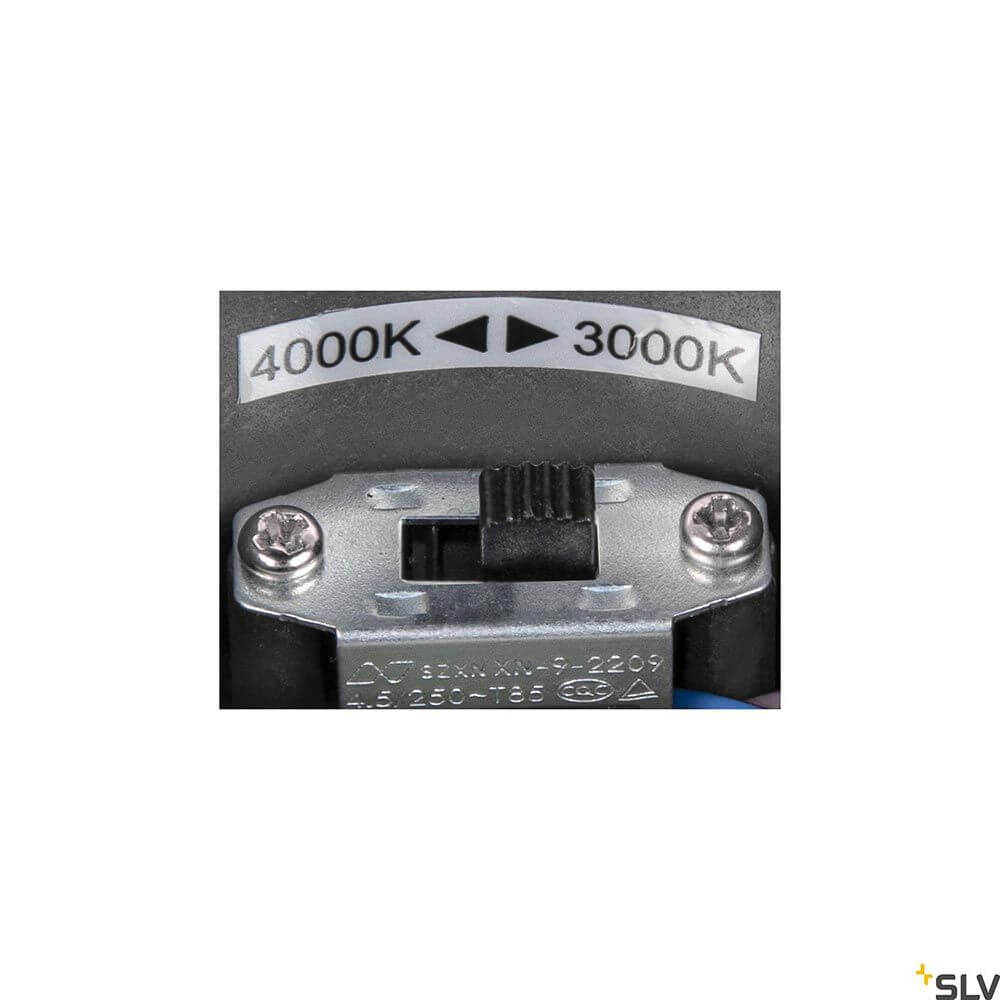 Nahaufnahme des Umschalters für Farbtemperatur 3000K und 4000K an der Ovalisk XS LED Deckenleuchte.