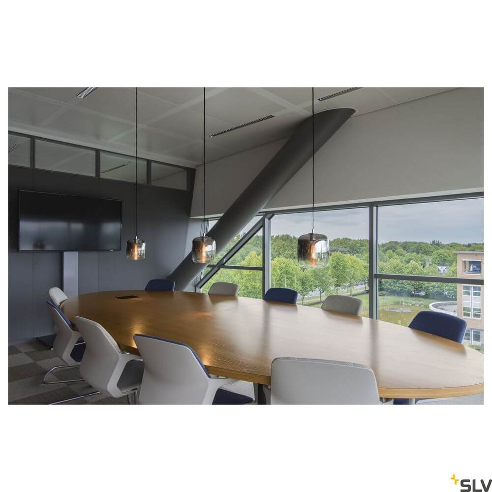 Pantilo 20 Pendellampe E27 Chrom in modernem Büro mit großen Fenstern und Konferenztisch