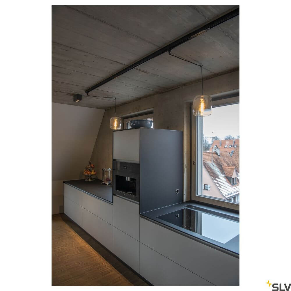 Moderne Küche mit Pantilo 20 Pendellampe E27 Chrom und eleganten Möbeln.