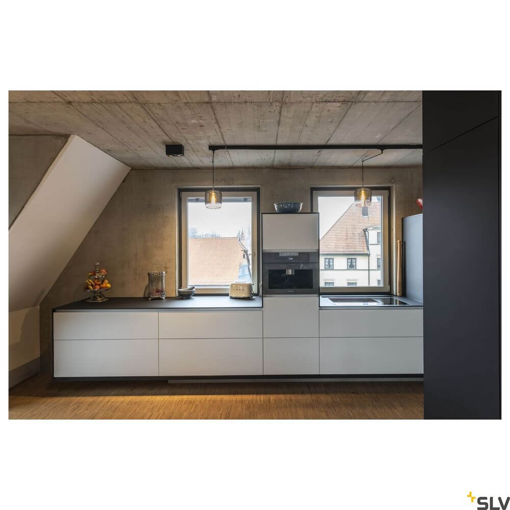 Moderne Küche mit Pantilo 20 Pendellampe E27 Chrom über der Arbeitsfläche.