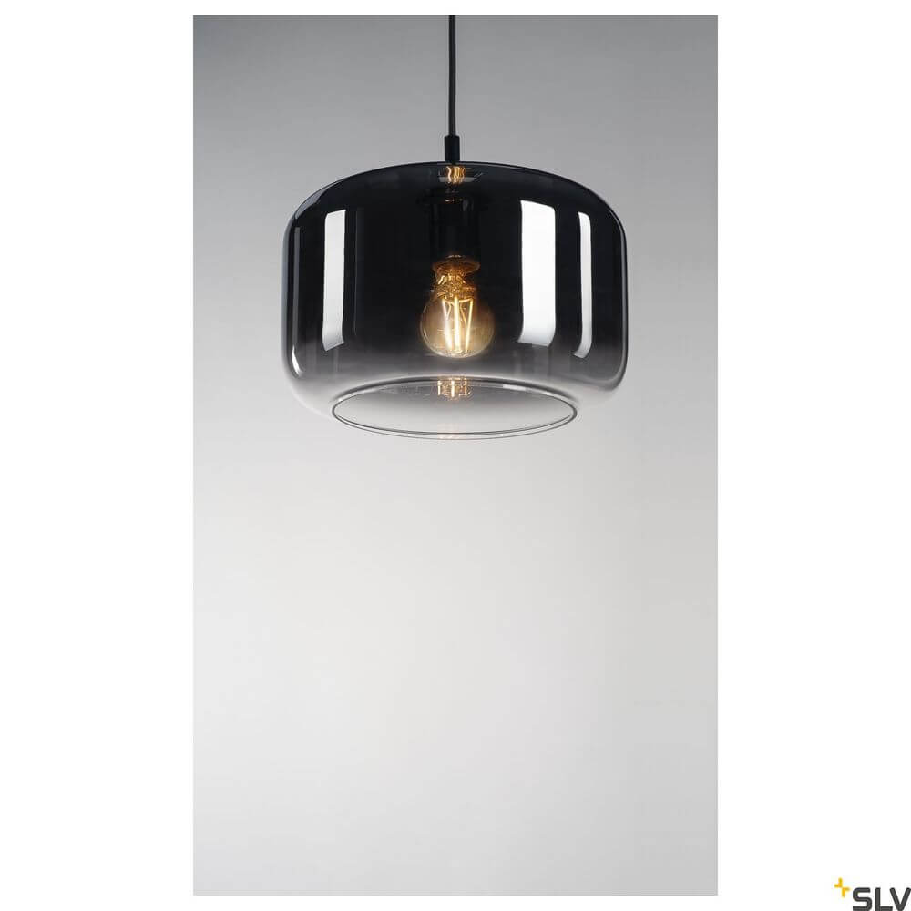 Pantilo 28 Pendellampe E27 Chrom in elegantem Design mit transparentem Lampenschirm und Edison-Glühbirne.