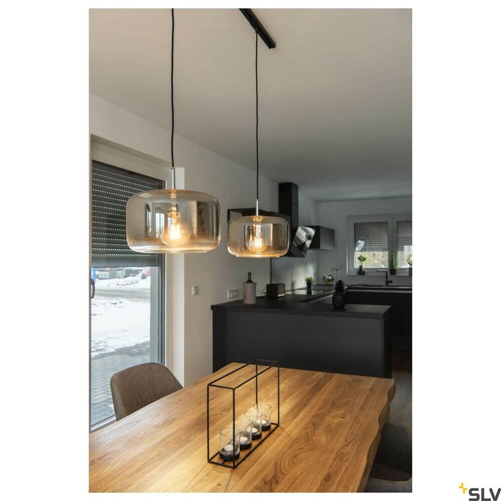 Pantilo 28 Pendellampe E27 Chrom über einem Holztisch in einer modernen Küche.