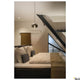 Schlafzimmer mit Pantilo Convex Pendelleuchte Chrom über dem Bett und modernem Interieur.