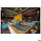 Boulderhalle mit Kletterwand und Sicherheitszone, ideal für Klettersport und Training.
