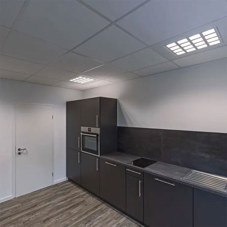Moderne Küche mit Pavano 600 Deckenleuchte in Weiß und 4000K Lichttemperatur.