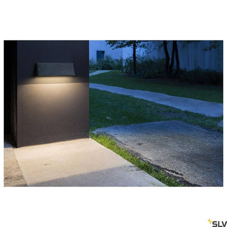 Pema LED applique murale en saillie Outdoor CCT, luminaire mural installé en extérieur avec une lumière chaleureuse.
