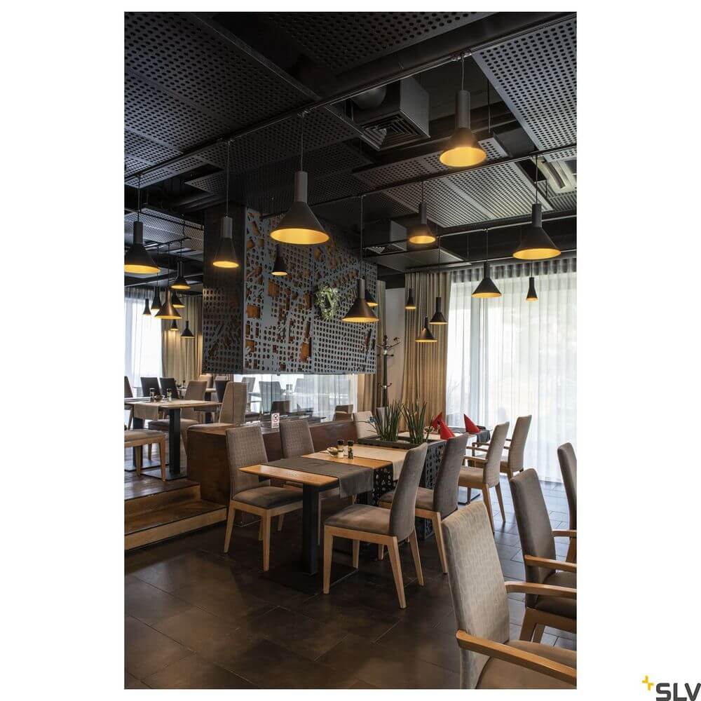 Phelia 275 E27 Pendellampe Schwarz, Gold in modernem Restaurant-Design mit Holz- und Stoffmöbeln.