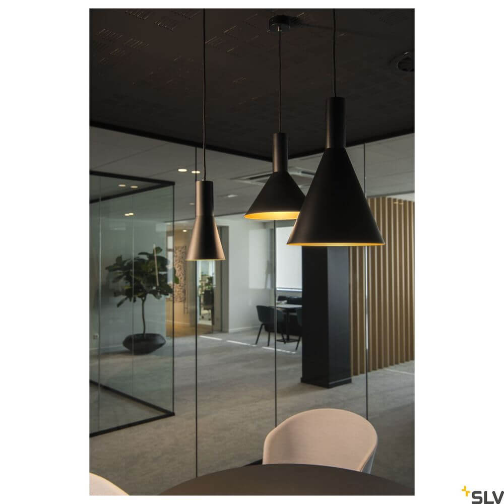 Phelia 275 E27 Pendellampe Schwarz, Gold in modernem Innenraum mit Glaskabine und elegantem Tisch.