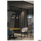 Moderne Büroumgebung mit Phelia 275 E27 Pendellampe Schwarz, Gold über einem runden Tisch und eleganten Stühlen.