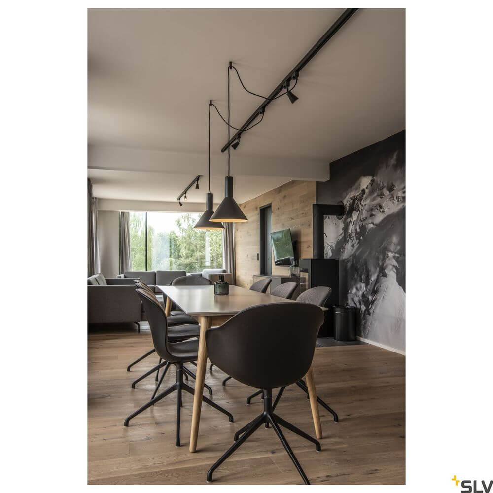 Phelia 275 E27 Pendellampe Schwarz, Gold in modernem Wohnraum mit Tisch und Stühlen.