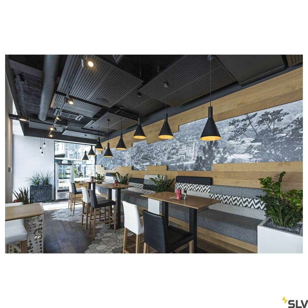 Phelia 280 E27 Pendellampe Schwarz, Gold in modernem Restaurant mit Holzdekoration.