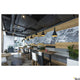 Phelia 280 E27 Pendellampe Schwarz, Gold in modernem Restaurant mit Holzdekoration.