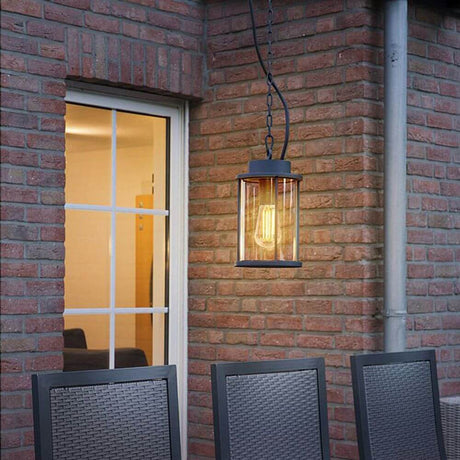 Photonia E27 Outdoor Pendelleuchte Anthrazit inkl. 5m Kette IP44 an einer gemauerten Wand draußen.