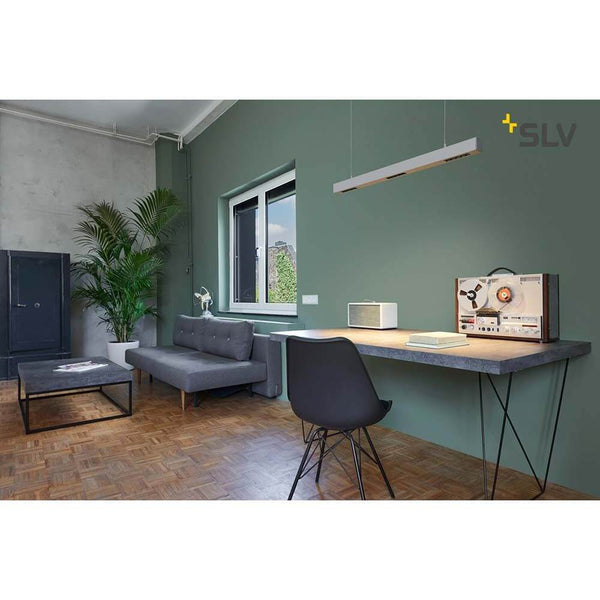 Q-Line LED suspension 1 m argent 4000K au-dessus d’un poste de travail moderne dans une pièce verte