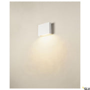 Quad Frame LED applique murale Triac blanc 2700/3000K sur un mur, éclairage indirect sans éblouissement.