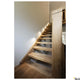 Moderne Holztreppe mit indirekter Beleuchtung durch QUAD FRAME LED Wandeinbauleuchte in Weiß.