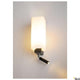 Quadrass LED Wandaufbauleuchte mit warmweißem Licht und verstellbarer LED-Leseleuchte.