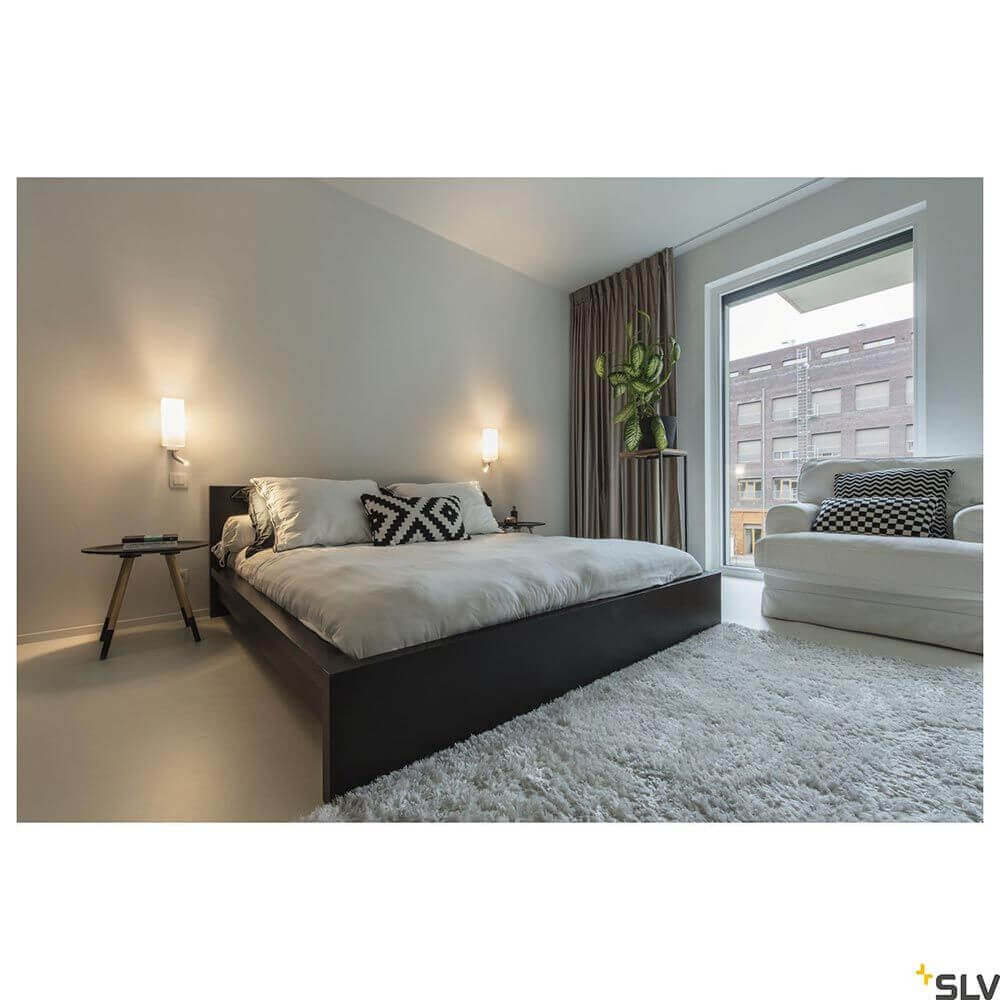 Gemütliches Schlafzimmer mit Quadrass LED Wandleuchten, einem großen Bett und moderner Einrichtung.