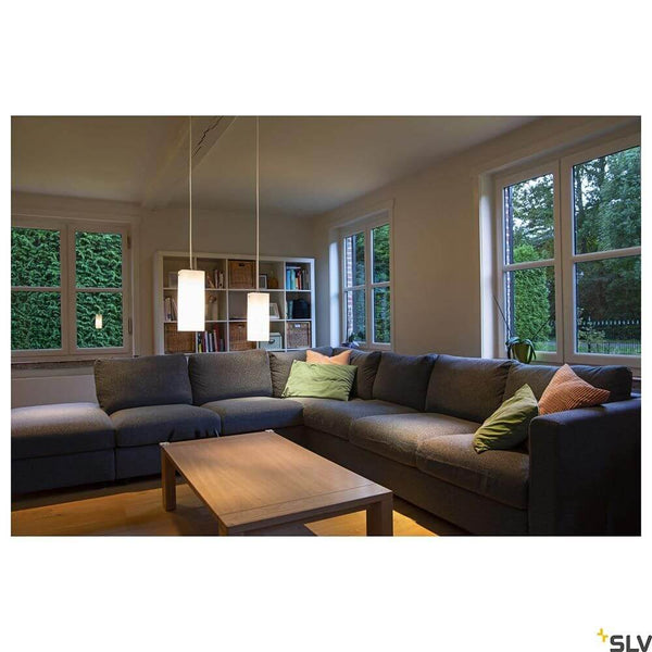 Quadrass Pendelleuchte Weiß über dem Tisch in modernem Wohnzimmer mit klarem, quadratischem Design