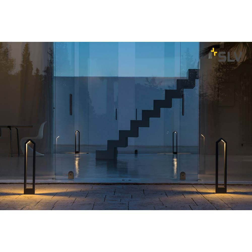 Rascali 65 Pole LED Außen-Stehleuchte Anthrazit 3000K beleuchtet den Eingangsbereich bei Nacht.