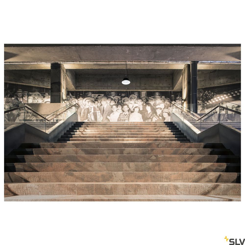Stufen mit mural Kunstwerk und eleganter Beleuchtung im Hintergrund in einem modernen Gebäude.