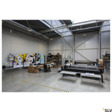 Helle und geräumige Druckwerkstatt mit modernen Maschinen und bunten Wandbildern.