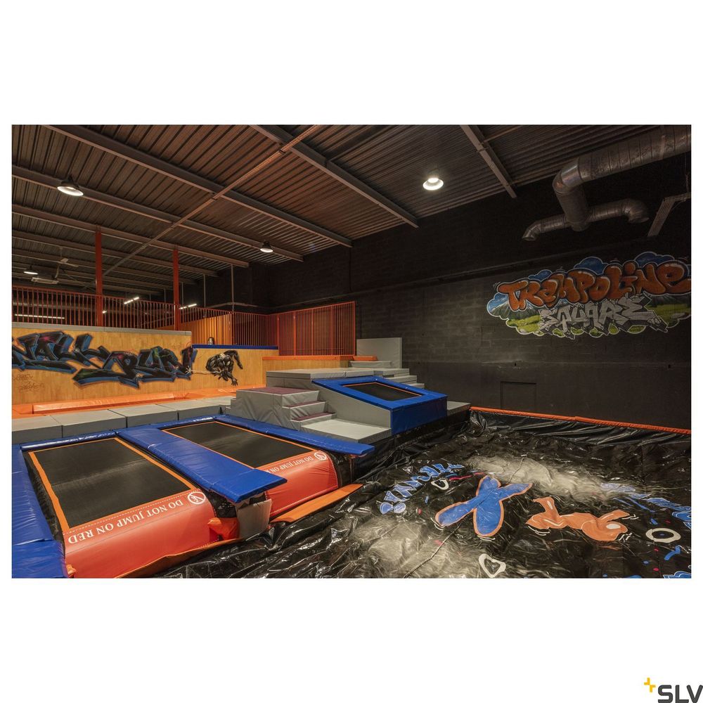 Trampolinbereich mit Graffiti-Wänden, Sprungflächen und Luftkissen im Innenraum.